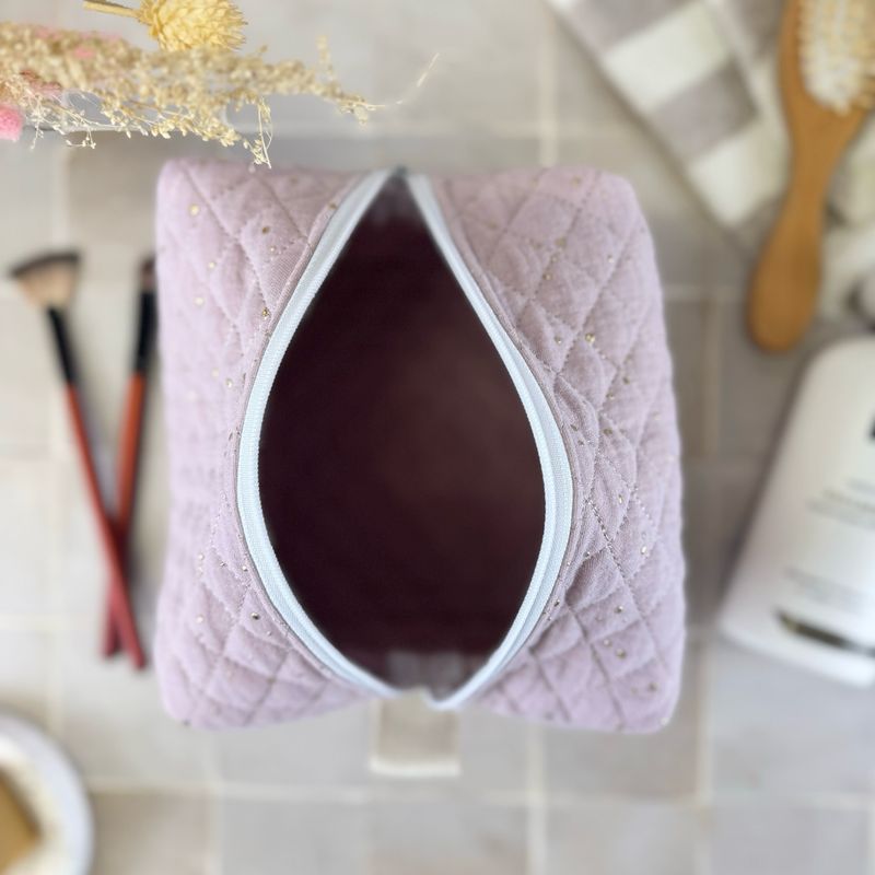 Trousse de toilette en tissu matelassé double gaze rose pâle à pois dorés