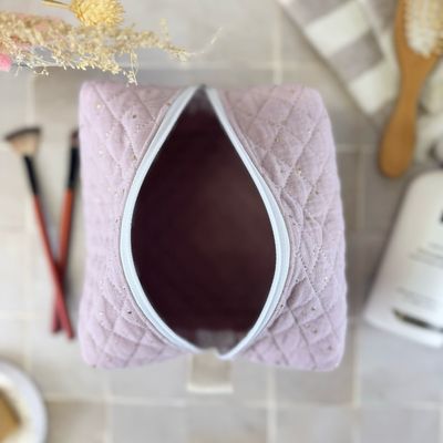 Trousse de toilette en tissu matelassé double gaze rose pâle à pois dorés