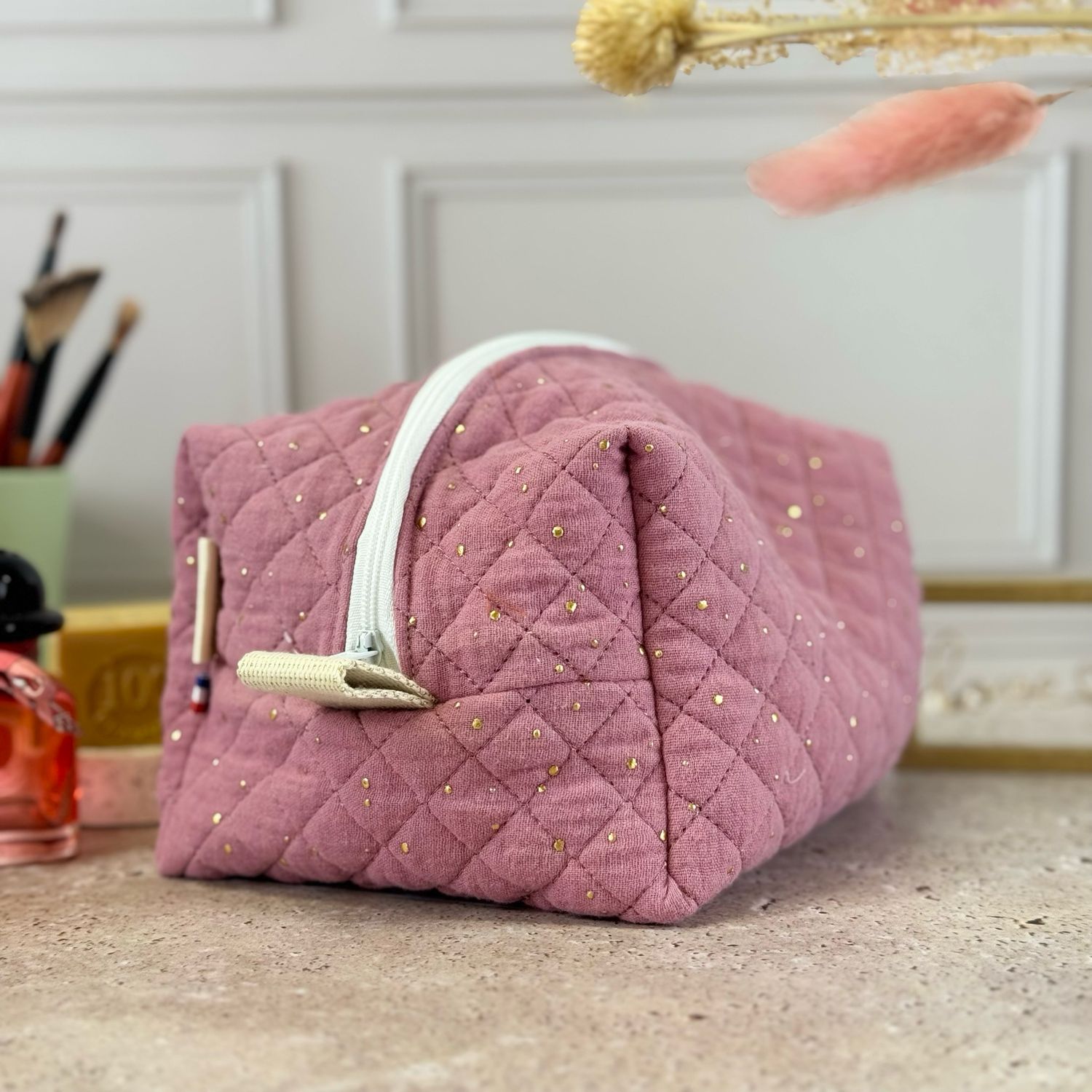 Trousse de toilette en tissu matelassé double gaze rose à pois dorés