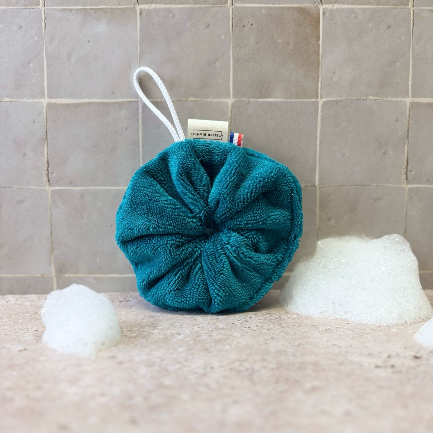 Fleur de douche bleu pétrole