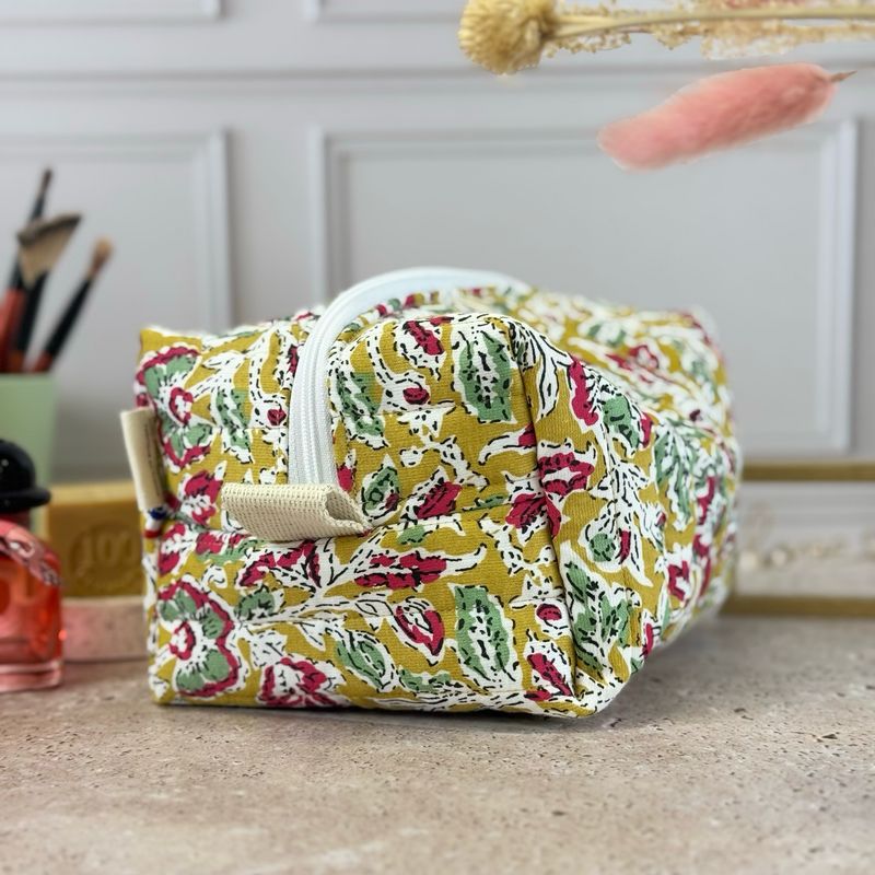 Trousse de toilette en tissu matelassé