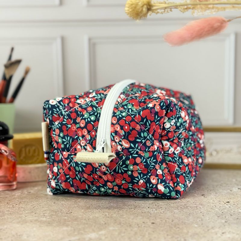 Trousse de toilette matelassée à motifs fleuris