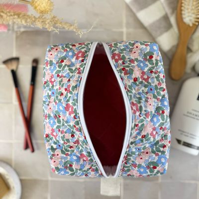 Trousse de toilette matelassée à motifs fleuris