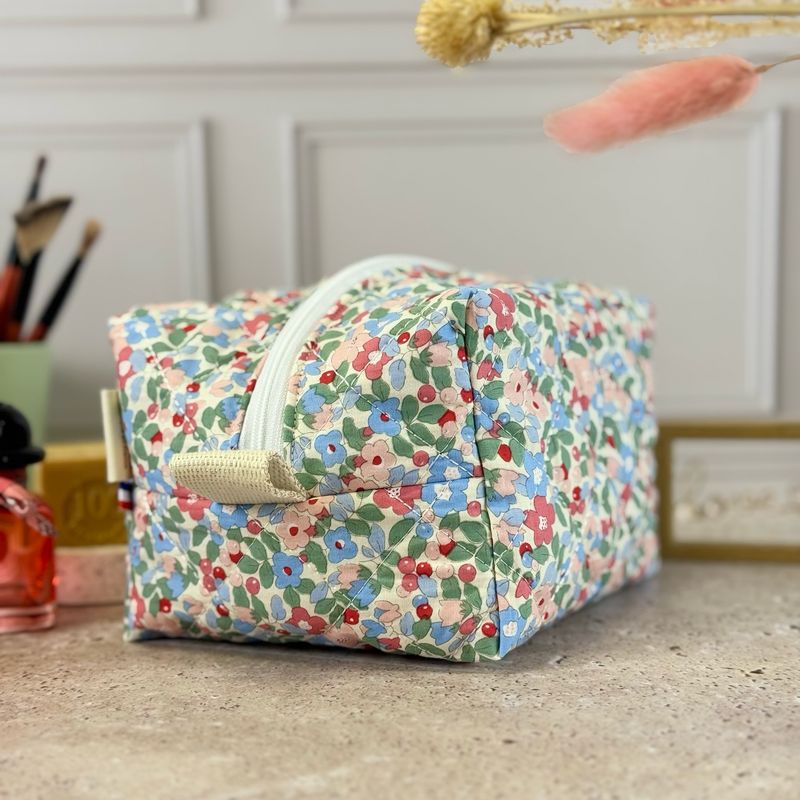 Trousse de toilette matelassée à motifs fleuris