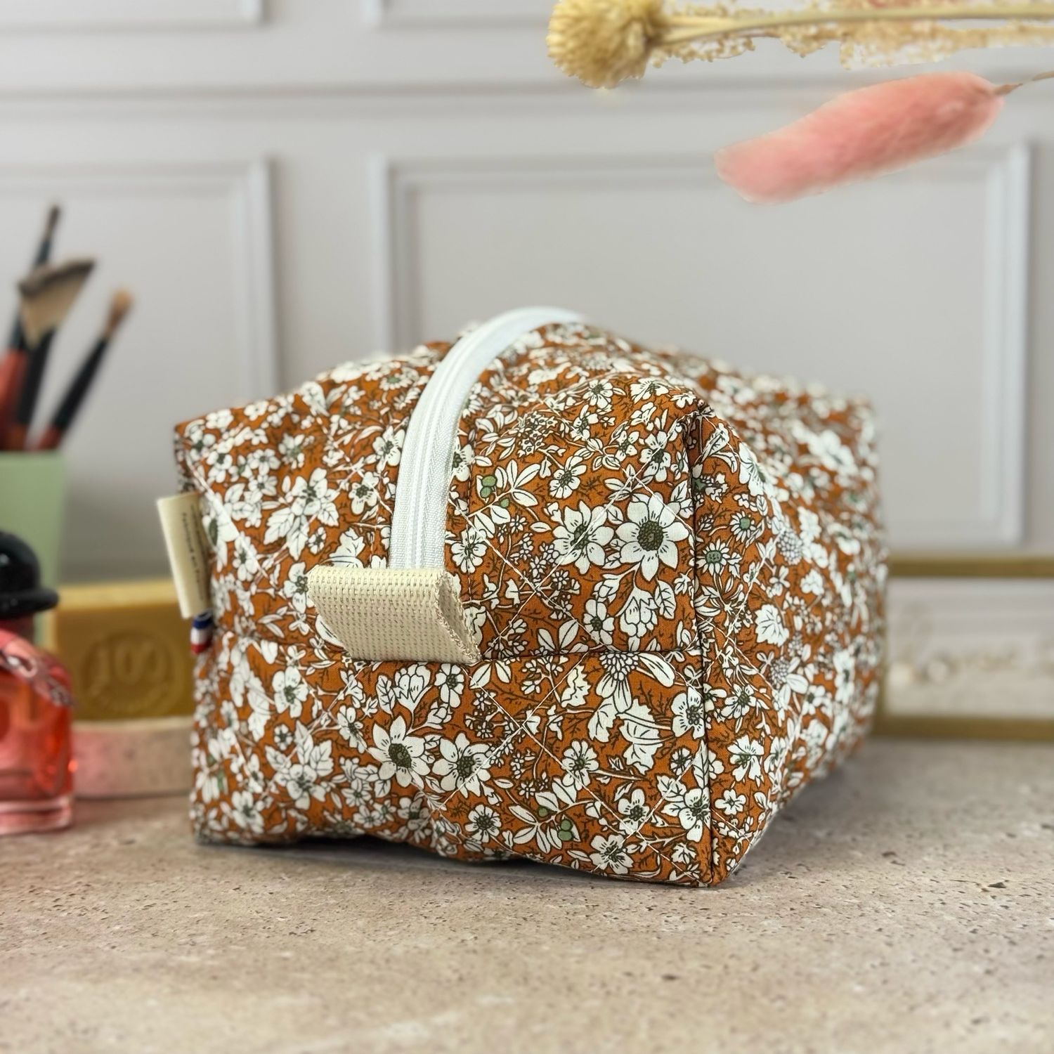 Trousse de toilette matelassée à motifs fleuris