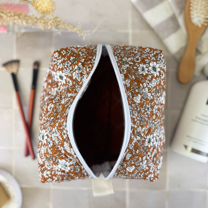 Trousse de toilette matelassée à motifs fleuris
