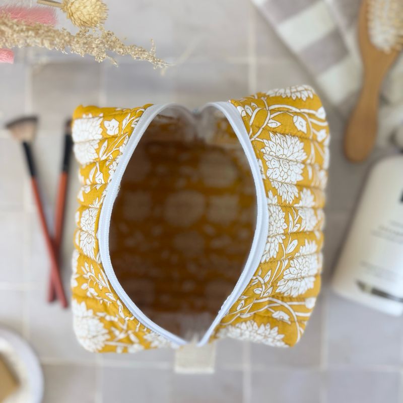 Trousse de toilette matelassée à motifs fleuris
