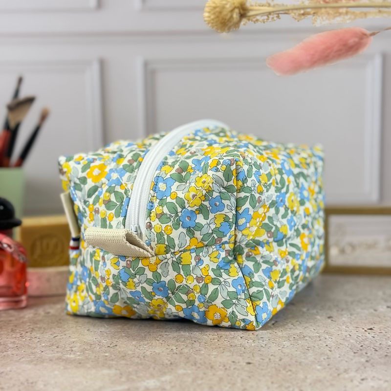 Trousse de toilette matelassée à motifs fleuris