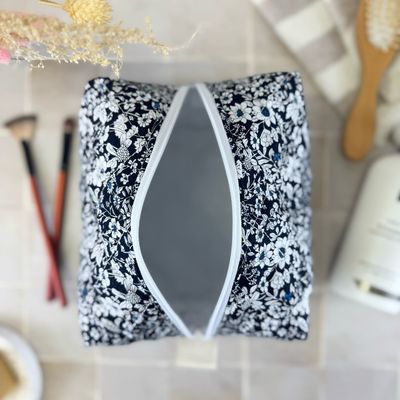 Trousse de toilette matelassée à motifs fleuris
