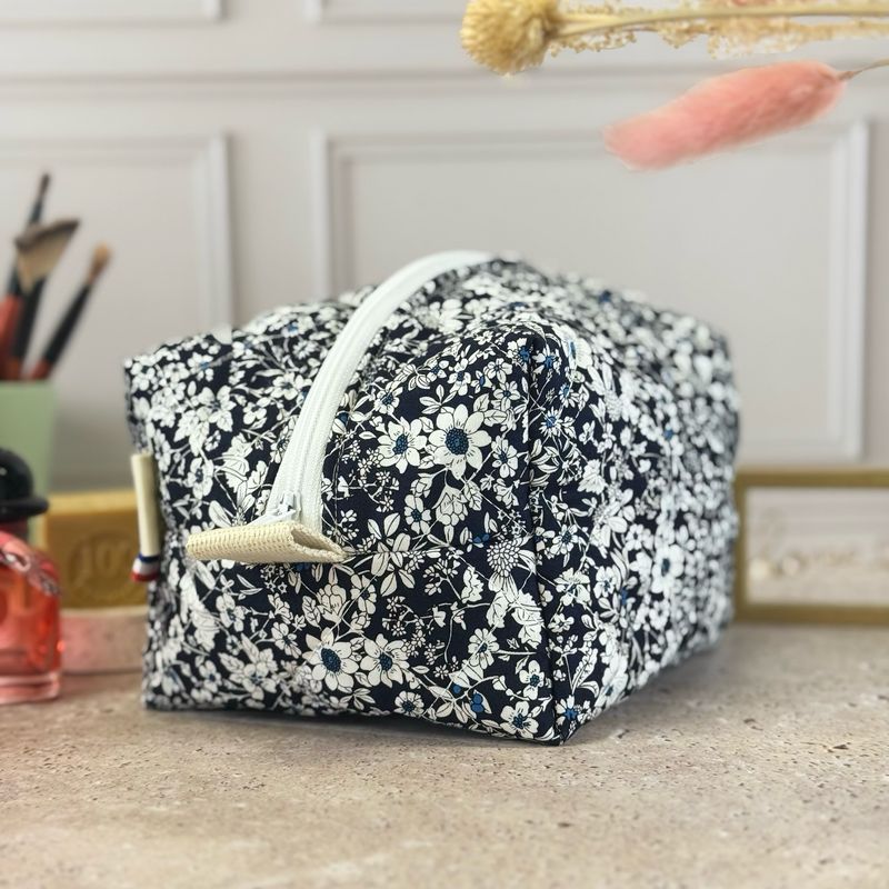Trousse de toilette matelassée à motifs fleuris