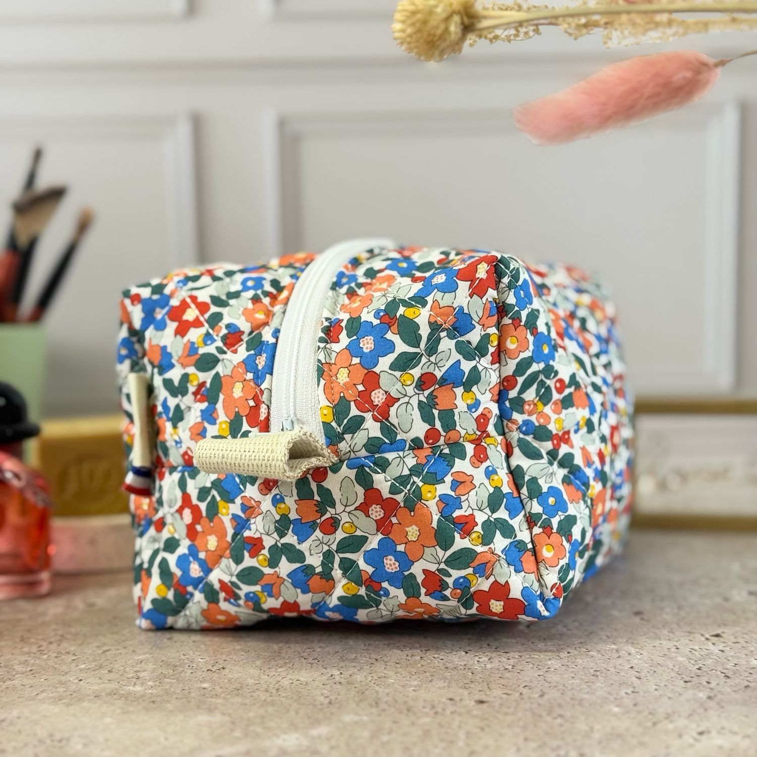 Trousse de toilette matelassée à motifs fleuris