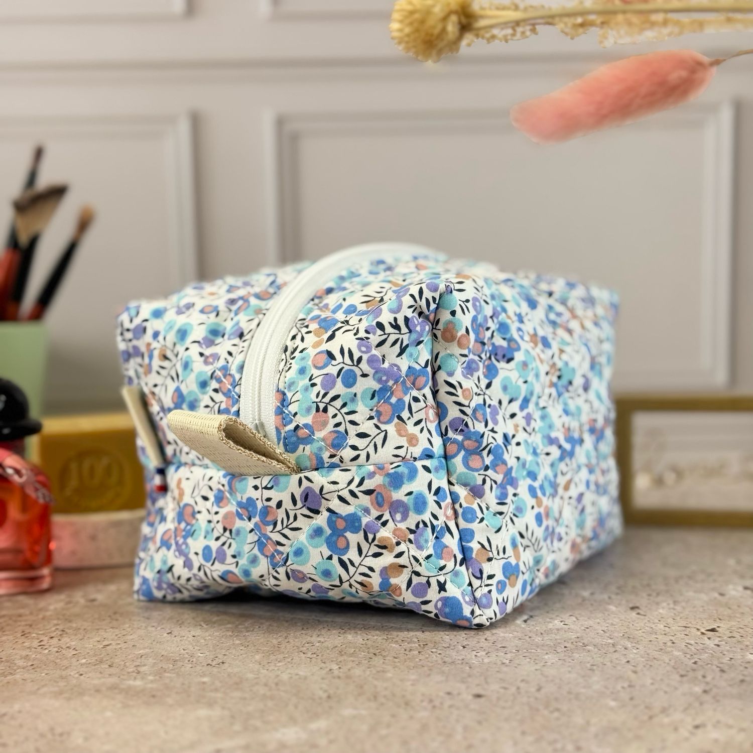 Trousse de toilette matelassée à motifs fleuris