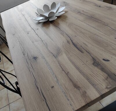 Table en chêne massif de caractère 200 x 100 cm avec piètement métal design Table en chêne massif de caractère 200 x 100 cm