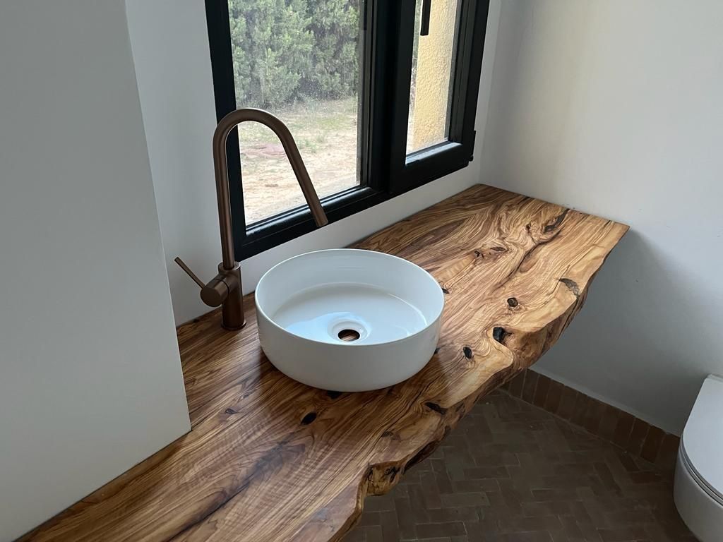 Massive eichenholz-waschtischplatte, handgefertigt und nach maß, im modernen badezimmer-design. Zeigt natürliche maserung und