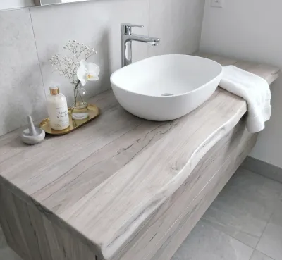 Plan vasque en bois de tauari. Une alternative au teck. Tons clairs et veinage délicat.