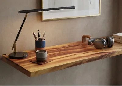 Tablette en bois massif avec plusieurs variations de couleurs allant du brun au miel.