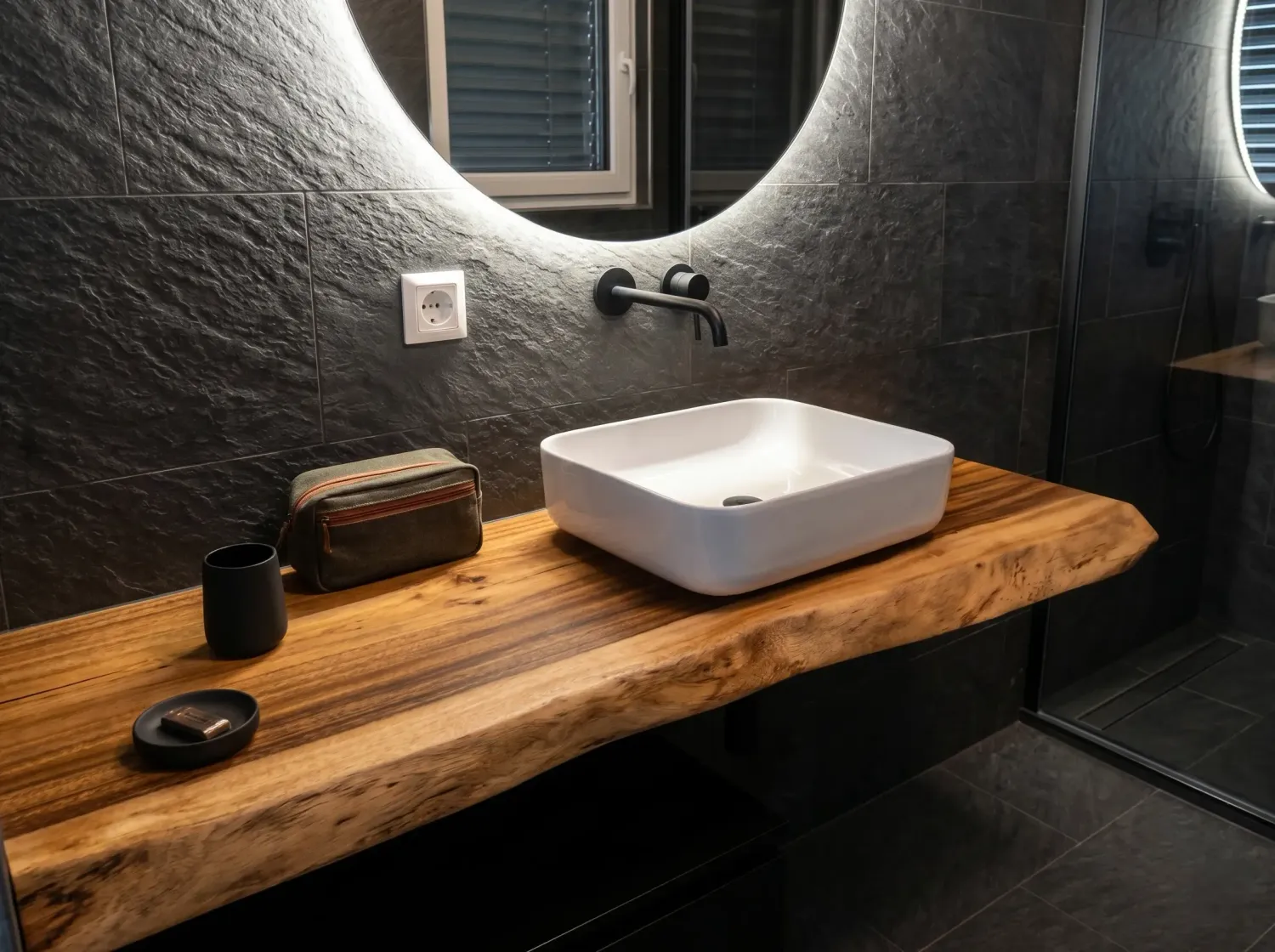 Plan de toilette en bois de suar massif pour salle de bain moderne et chaleureuse. 60 cm de longueur.