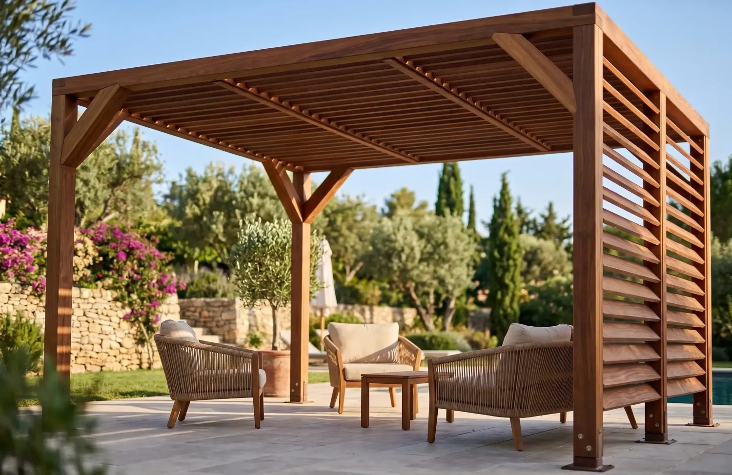 Pergola bois exotique autoportée 4 x 3 m Pergola en bois exotique sur mesure de 4 x 3 m réalisée par l'ébénisterie française FLO TRADING. Sans aucun entretien.