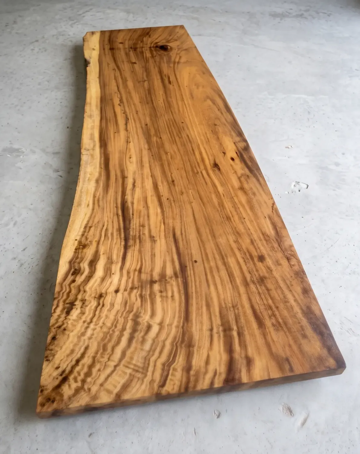 Détail d'une planche en suar massif avec bord blanc naturel (aubier). Fortes nuances de couleurs, belle épaisseur de 6 cm