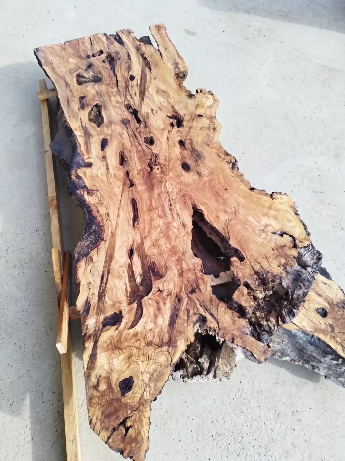 Lot de deux planches brutes en bois d'olivier