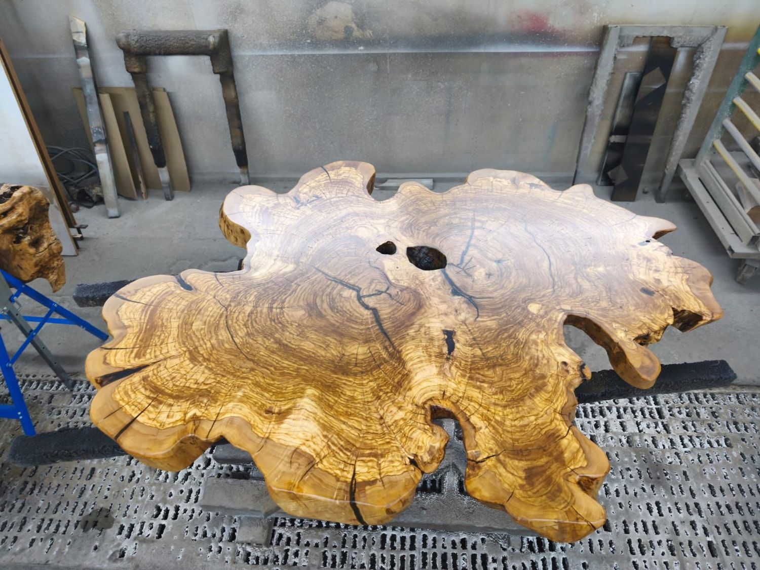 table basse design réalisée avec le disque bois naturel d'olivier brut (format xxl).