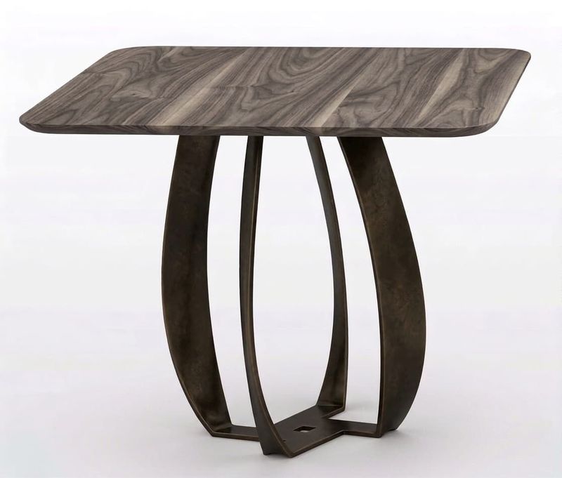 Pied central en fer courbé pour table carrée – modèle ANFORA Pied de table central ANFORA sur mesure en métal pour plateau carré ou rond en bois, design galbé.