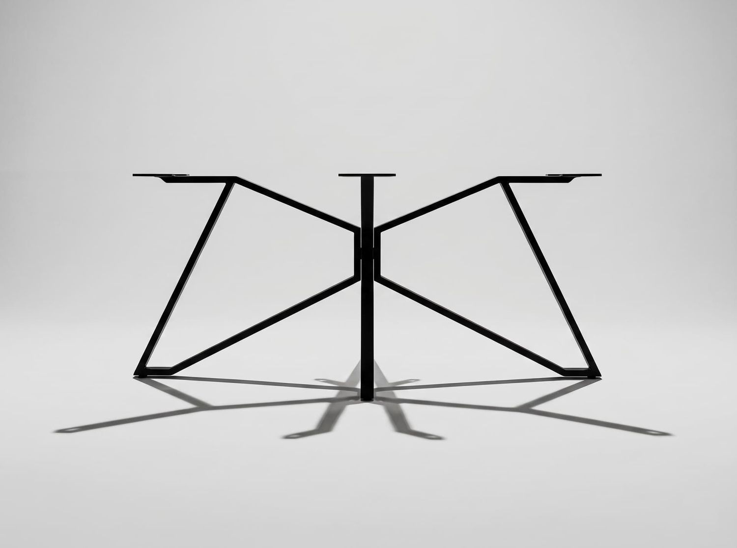 Pied de Table Central Araignée en Acier Noir Mat – Style Tour Eiffel Pied de table central Araignée en acier noir mat, style industriel pour table à manger. Effet structure tour Eiffel.