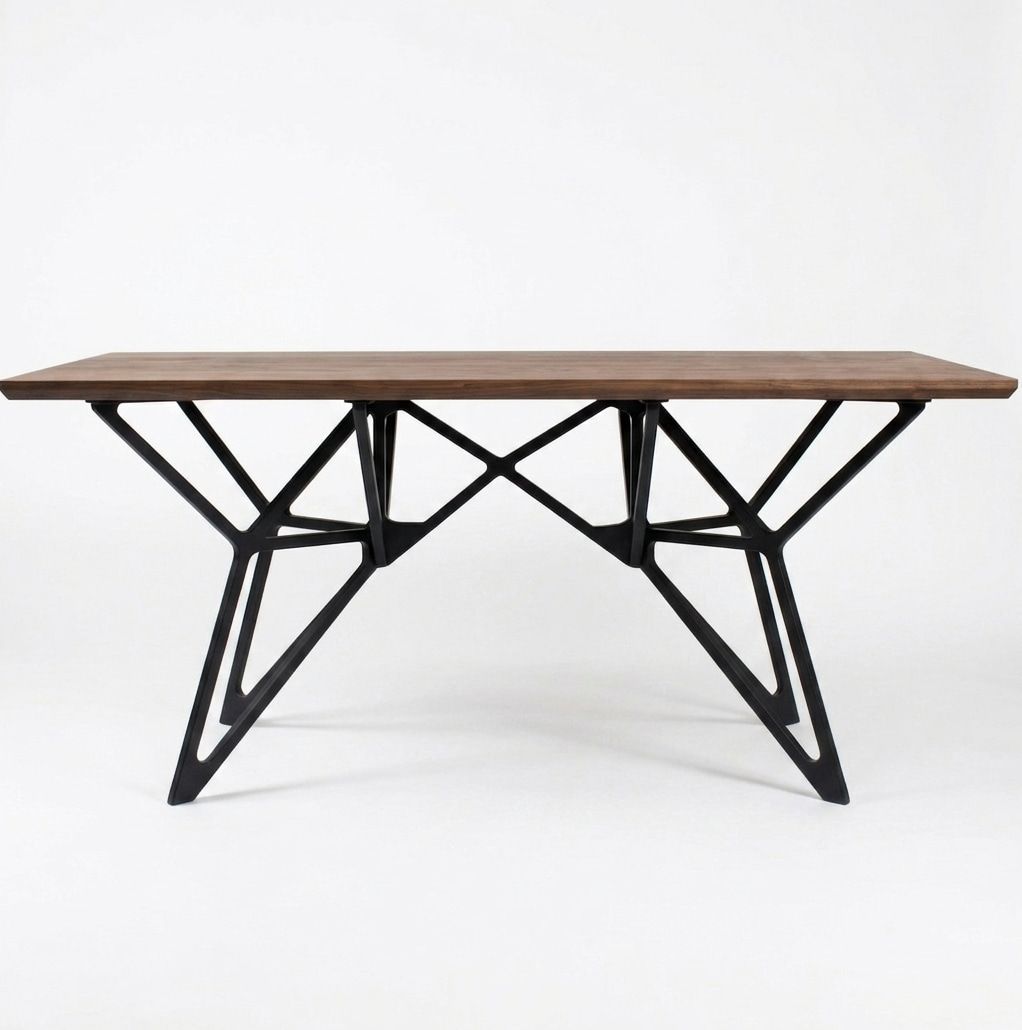 Pied de Table en Métal Façon Eiffel – Modèle KYMA Pied de table géométrique en métal noir au style Eiffel architectonique, surmonté d'un plateau en bois massif rectangulaire.