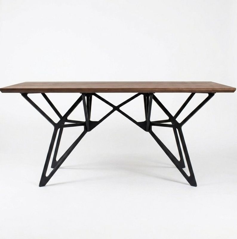 Pied de table en métal façon Eiffel – modèle KYMA Pied de table géométrique en métal noir au style Eiffel architectonique, surmonté d'un plateau en bois massif rectangulaire.