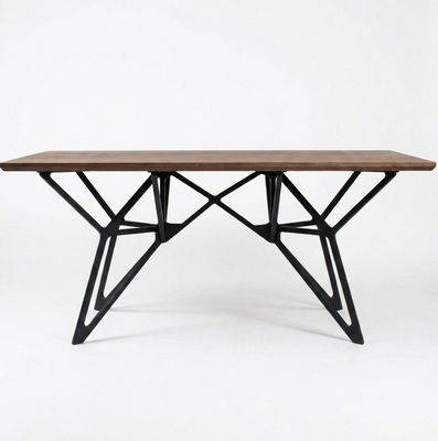Pied de table en métal façon Eiffel – modèle KYMA Pied de table géométrique en métal noir au style Eiffel architectonique, surmonté d'un plateau en bois massif rectangulaire.
