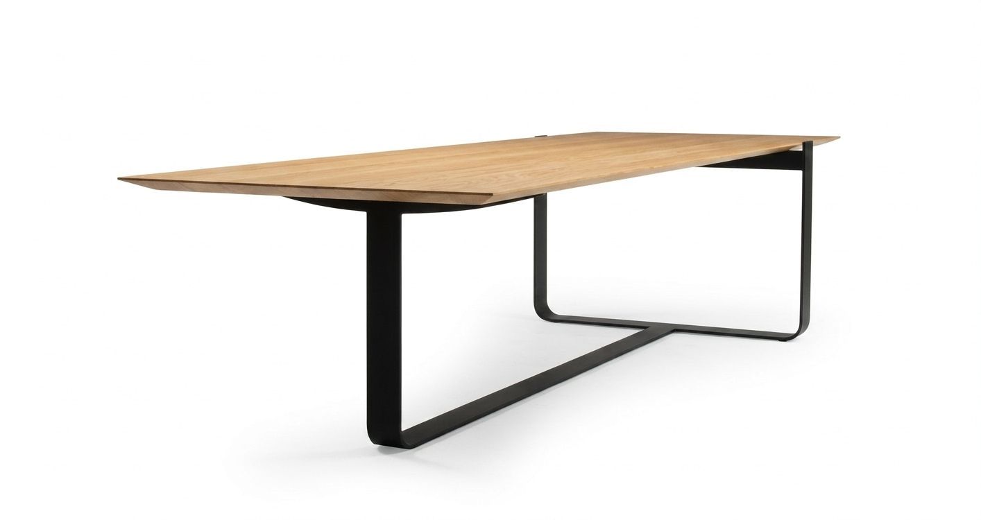 Pied de Table en Métal Contemporain – Modèle SYNTAXE Pied de table sur mesure Modèle SYNTAXE, en métal noir à piètement continu minimaliste. Assises autour sans encombre.