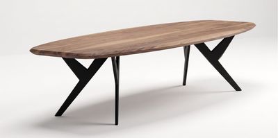 Pieds de table LÉO sur mesure en métal noir, piètement en quatre Y asymétriques pour grand plateau ovale en bois massif.