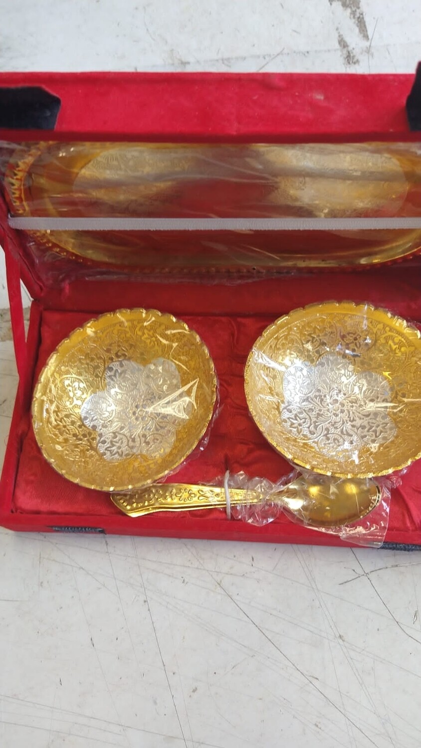GOLD PLATED GIFT SET 2 BOWL IN FENCY BOX.(2 KATORI, 2 SPOON,1TRAY.