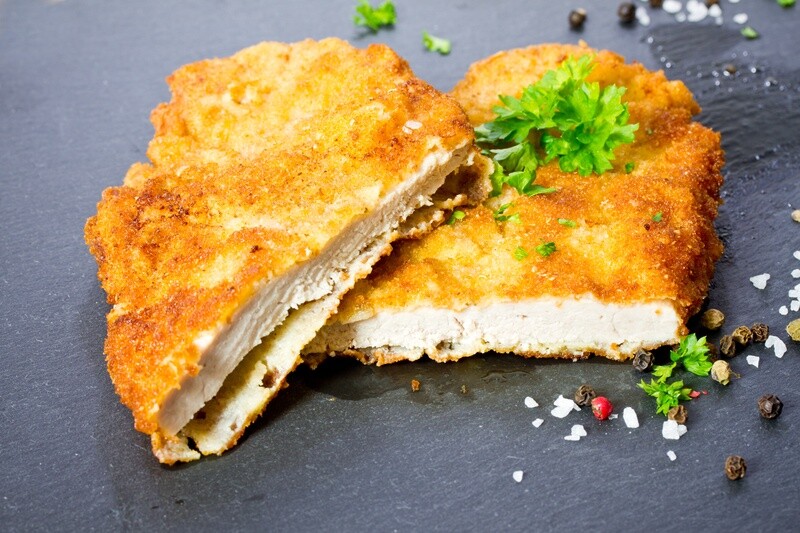Großes paniertes Schnitzel von der Hähnchenbrust