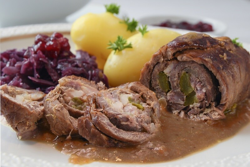 Rindsroulade mit Rotkraut und Semmelknödel