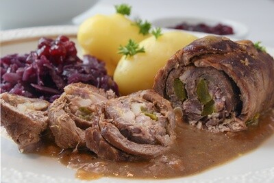 Rindsroulade mit Rotkraut und Semmelknödel