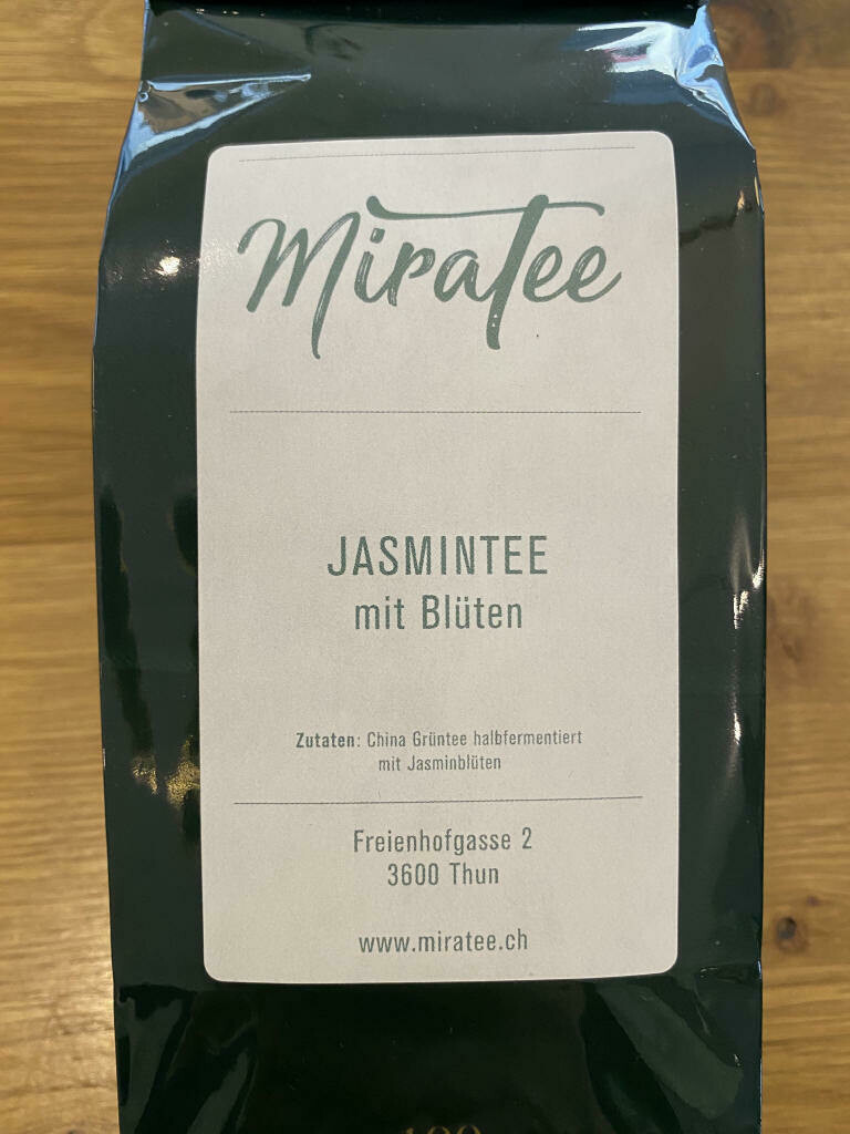 Jasmintee mit Blüten