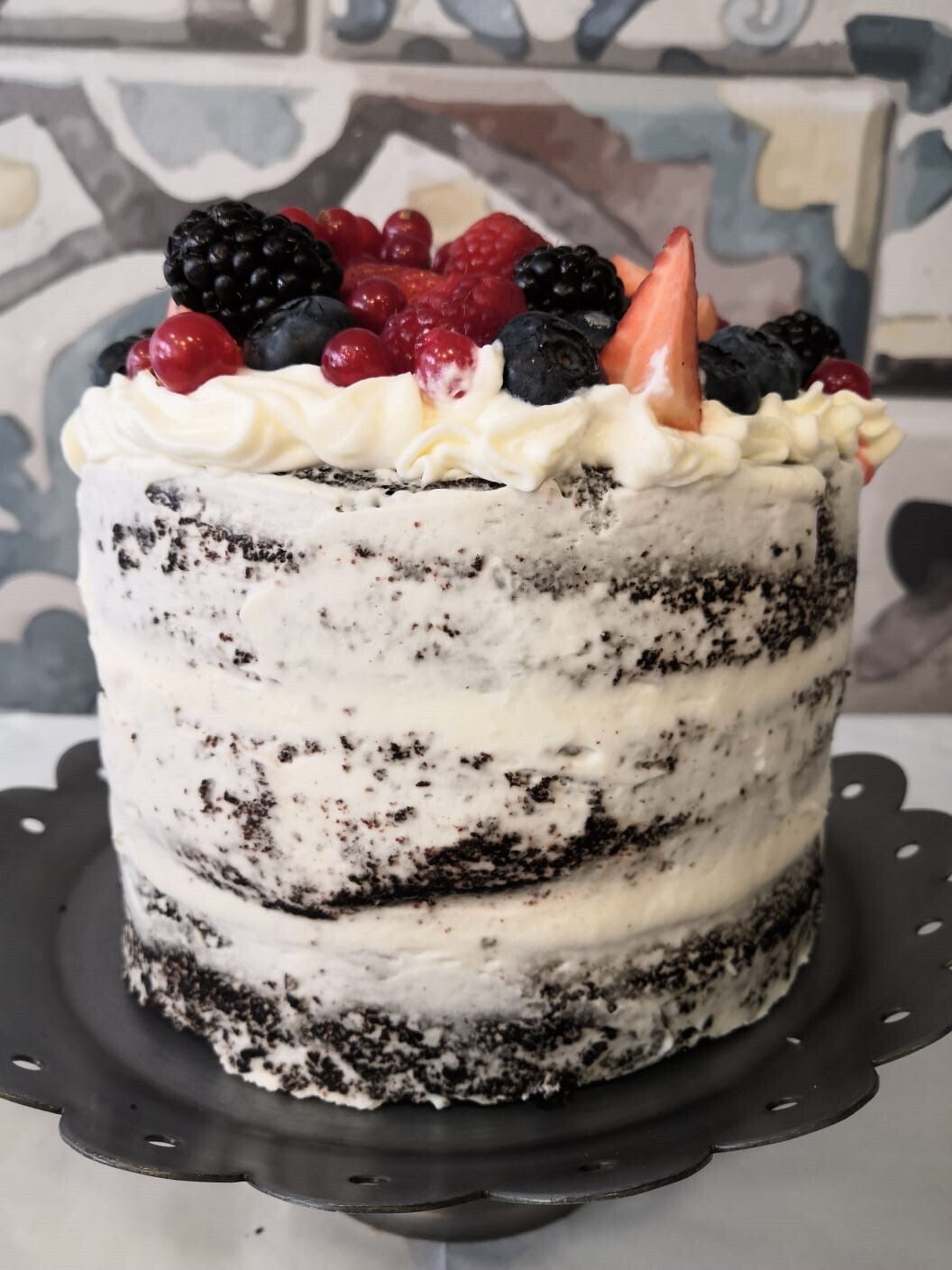 Pastel Layer Cake con fruta desde 12 raciones