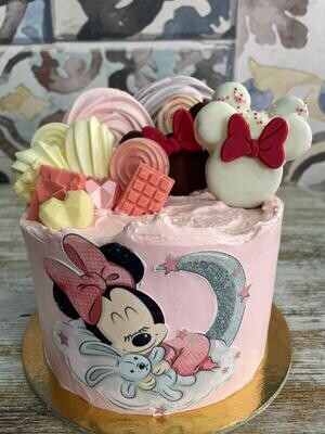 Pastel Minnie con merenguitos y chocolates desde 9 raciones