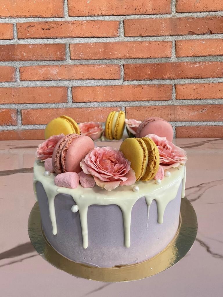 Pastel mini rosas y macarons 6 raciones