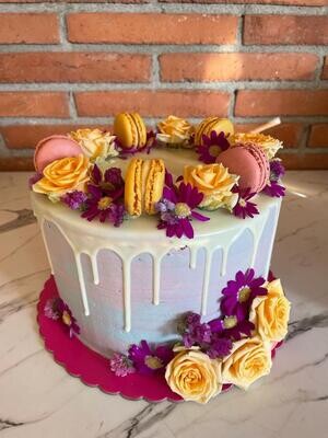 Pastel flores y macarons desde 9 raciones