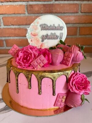 Pastel con mini rosas y fresas bañadas en chocolate 6 raciones