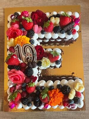 Pastel letra o número con rosas pequeñas naturales, chocolates y fruta a partir de 6 raciones