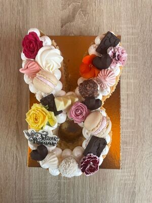 Mona pastel conejito con flores naturales y chocolates desde 6 raciones