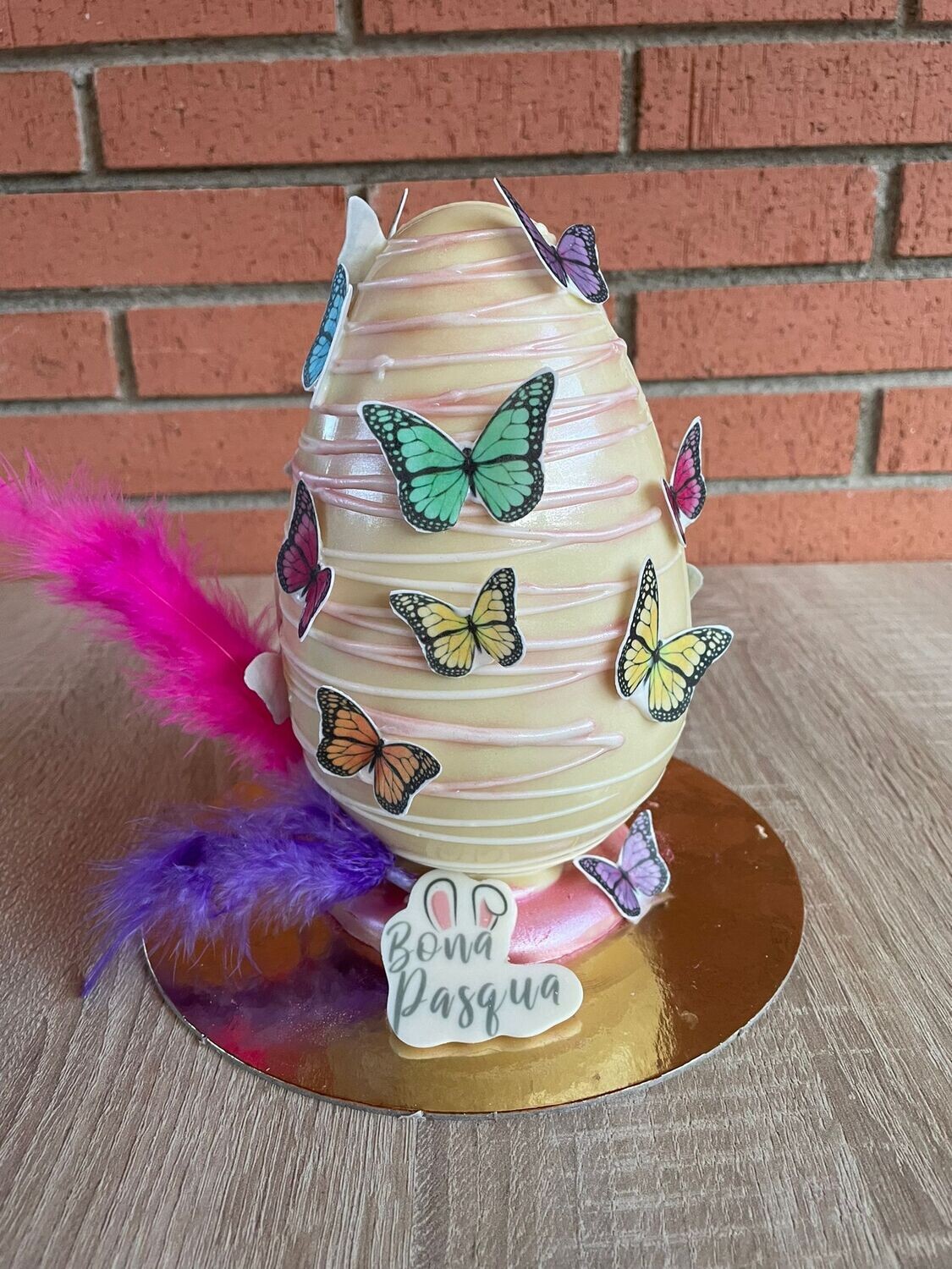 Mona huevo con mariposas