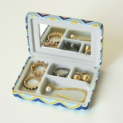 Kikkerland Portable Striped Jewelry Case