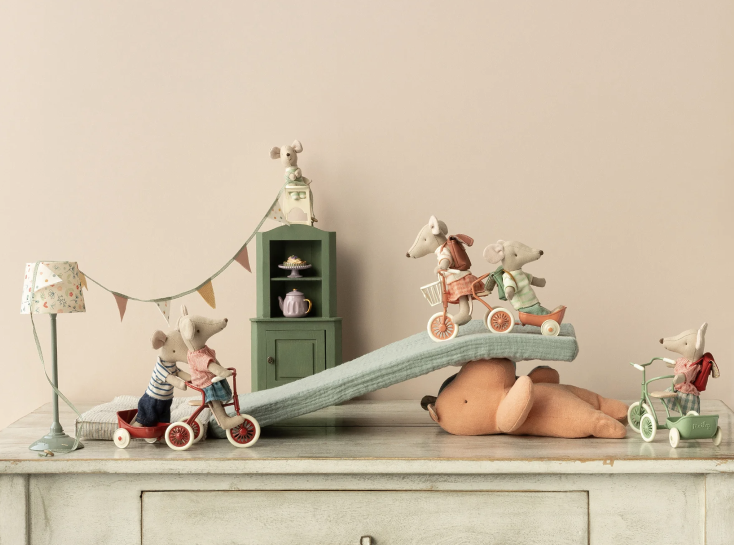 Maileg Tricycle hanger, Mouse - Coral