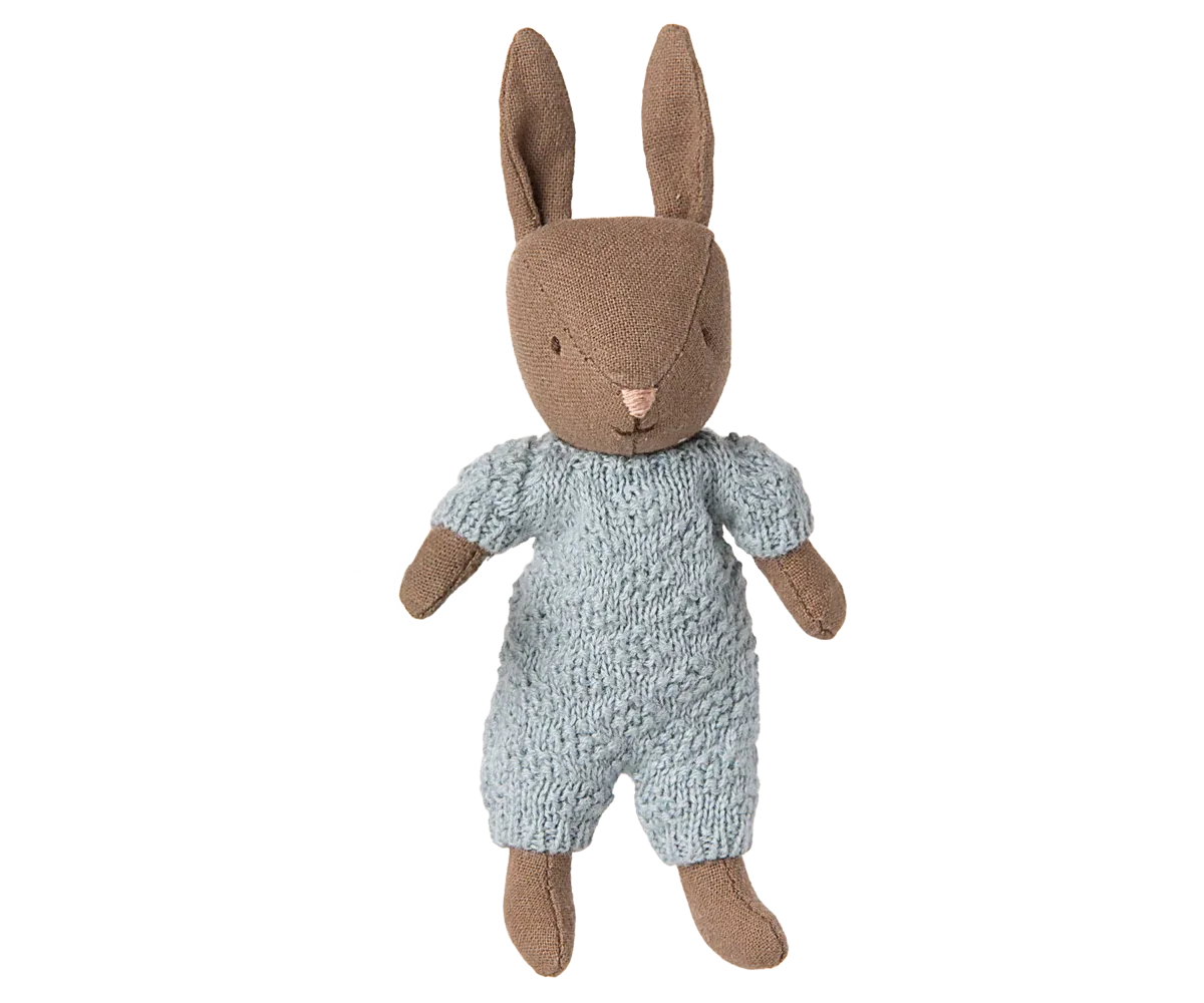 Maileg Rabbit, Micro - Brown - Blue knitted suit