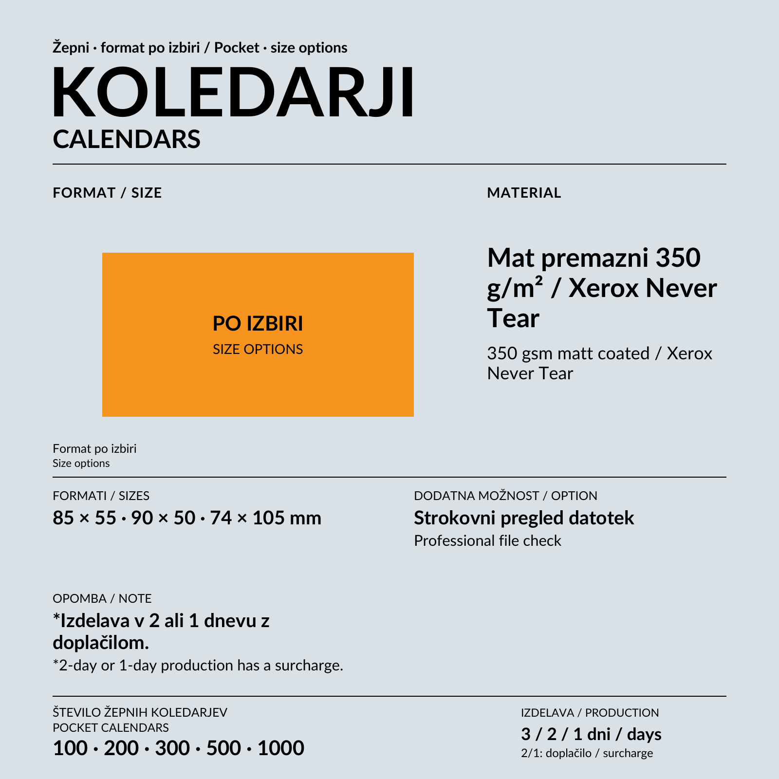 Žepni koledar v roki ob sivi denarnici na oranžnem ozadju.
