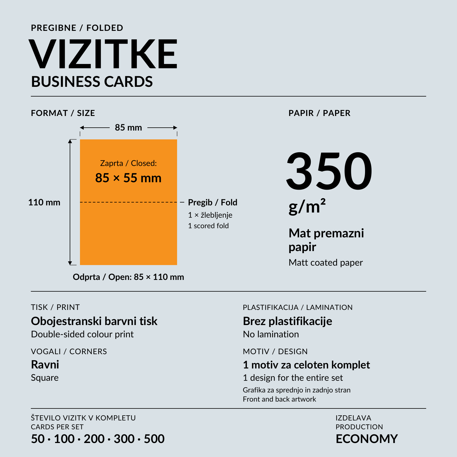 Roki držita odprto pregibno vizitko; ob njej je sklad zloženih vizitk na oranžni podlagi.